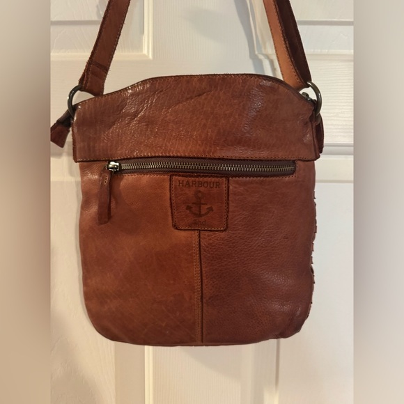 Harbour 2nd Leather Crossbody w adj. strap, 11 x 11”, soft leather & great bag! - Picture 2 of 9